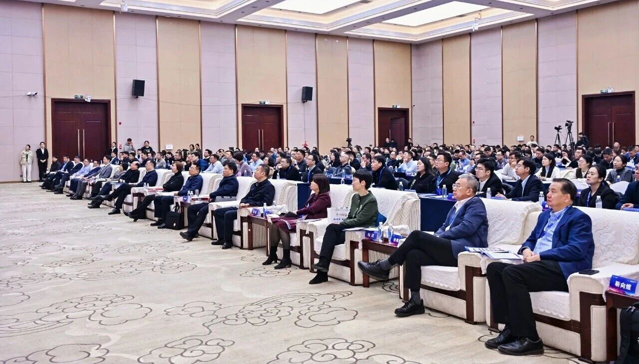 鏈合東西&middot;融創(chuàng)未來，2025紡織服裝產(chǎn)業(yè)園區(qū)供應(yīng)鏈高質(zhì)量發(fā)展大會(huì)在阿拉爾隆重召開