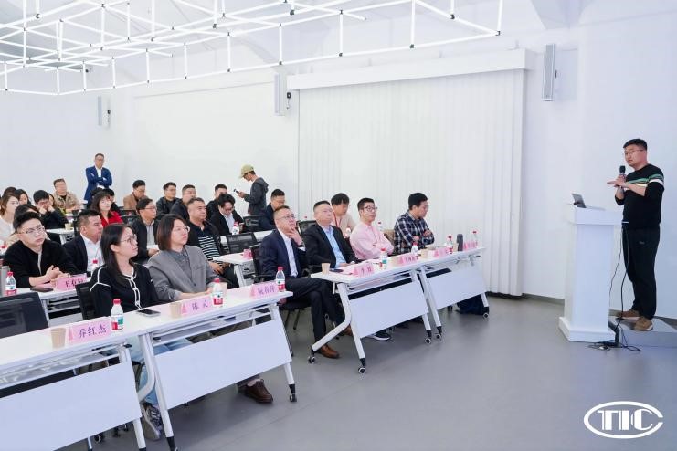 破解數(shù)字化管理難題！紡織數(shù)智轉(zhuǎn)型研討會(huì)在柯橋舉辦