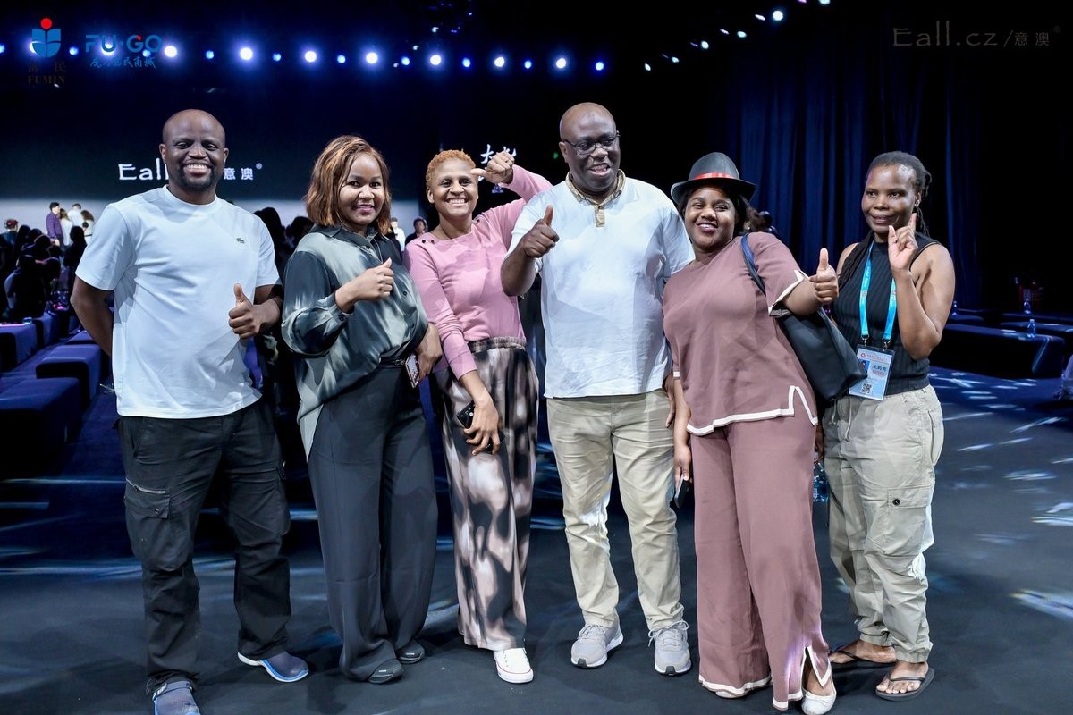 秀展同步即看即訂！虎門服裝品牌2026秋冬發(fā)布訂貨會啟幕